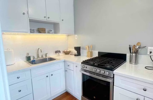 Eastside Apartment | Vintage Chic 1 BR w/FREE 9 KW EV Charging/Parking