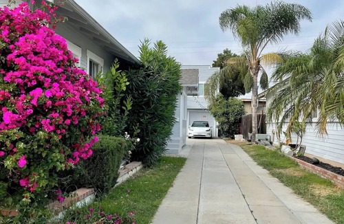 Eastside Apartment | Vintage Chic 1 BR w/FREE 9 KW EV Charging/Parking