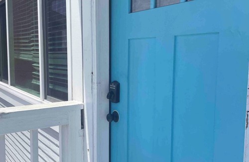 Eastside Apartment | Vintage Chic 1 BR w/FREE 9 KW EV Charging/Parking