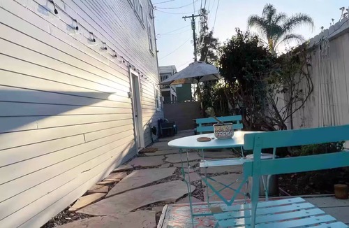 Eastside Apartment | Vintage Chic 1 BR w/FREE 9 KW EV Charging/Parking