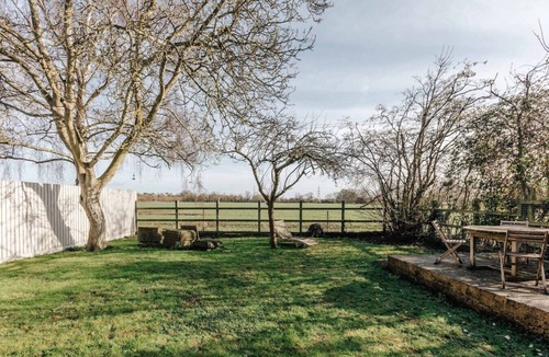 Culham Apartment | Vintage chic coach house - Pet friendly