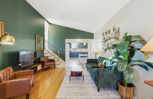Palatine House | Vintage Chicago Themed Home w/Sports Memorabilia