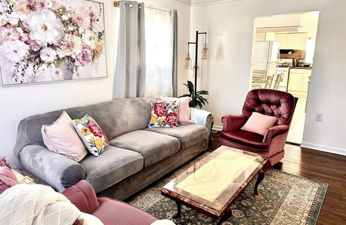 Hazel Park House | Vintage colorful retreat, near downtown Detroit, 2BR, AC, free private parking