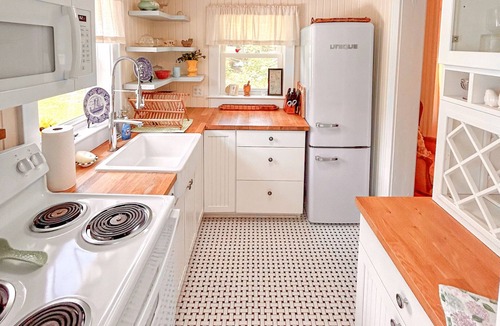 Wanchese House | Vintage Cottage in Wanchese