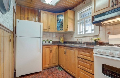 Greenwood - Coxwell House | Vintage Cottage minutes from downtown
