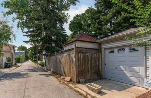 Greenwood - Coxwell House | Vintage Cottage minutes from downtown