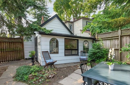 Greenwood - Coxwell House | Vintage Cottage minutes from downtown
