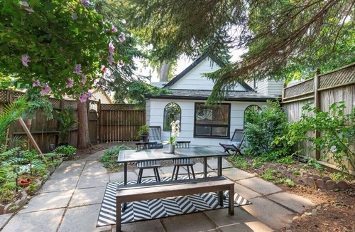 Greenwood - Coxwell House | Vintage Cottage minutes from downtown