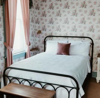 Hermann House | Vintage Downtown Guest Suite