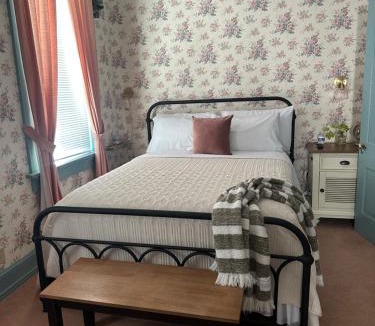 Hermann House | Vintage Downtown Guest Suite