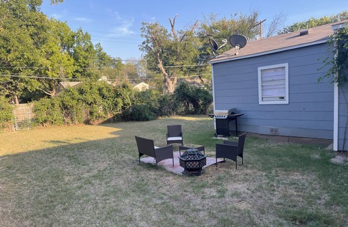 Wichita Falls House | Vintage Eclectic Home~ Central Location~Country Club ~ MSU~ Fire pit