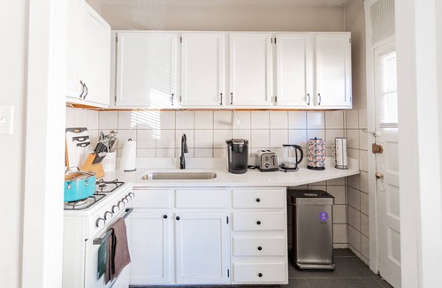 Rogers Park House | Vintage Escape 1BR Two Blocks Away From Beach