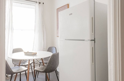 Rogers Park House | Vintage Escape 1BR Two Blocks Away From Beach