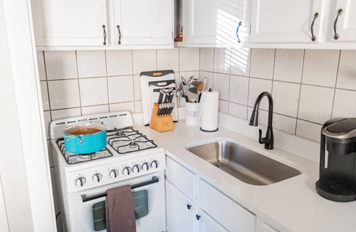 Rogers Park House | Vintage Escape 1BR Two Blocks Away From Beach