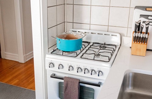 Rogers Park House | Vintage Escape 1BR Two Blocks Away From Beach