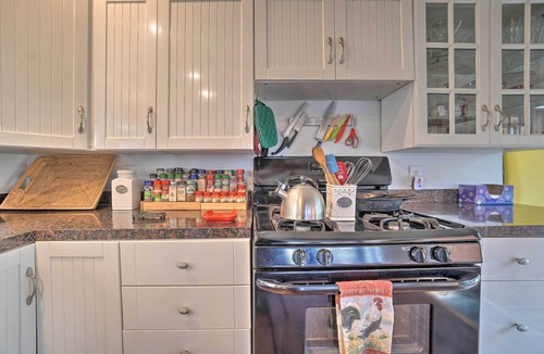 Cambridge Springs House | Vintage Farmhouse ~ 2 1/2 Mi to Mount Pleasant Ski