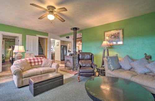 Cambridge Springs House | Vintage Farmhouse ~ 2 1/2 Mi to Mount Pleasant Ski