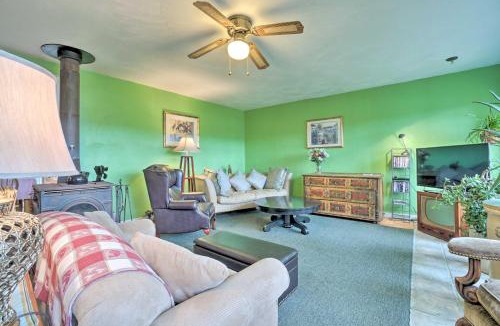Cambridge Springs House | Vintage Farmhouse ~ 2 1/2 Mi to Mount Pleasant Ski