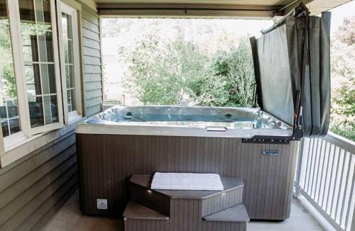 Waterford House | Vintage Farmhouse with Hot Tub on Vineyard