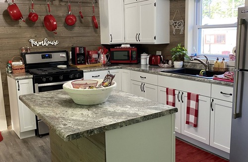 Ottumwa House | Vintage Farmhouse with Parking right in the City! Family Friendly, Fenced Yard.