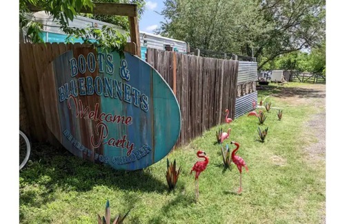 Travis County Cabin | Vintage Glamping close to Austin!