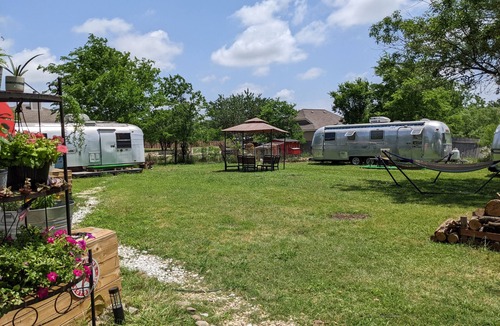 Travis County Cabin | Vintage Glamping close to Austin!