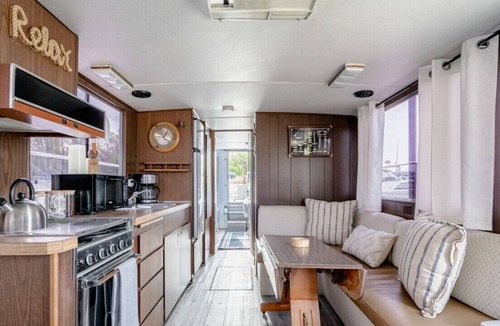 Colchester Boat Rental | Vintage Grape House Boat