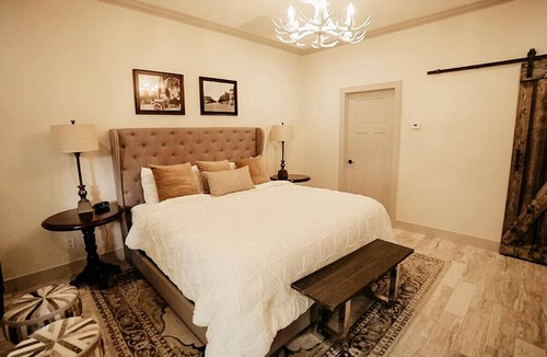 Boerne Hotel | Vintage Hill Country Haven: Queen Studio with Pool