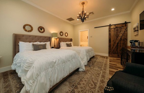 Boerne Hotel | Vintage Hill Country Haven: Two Double with Pool
