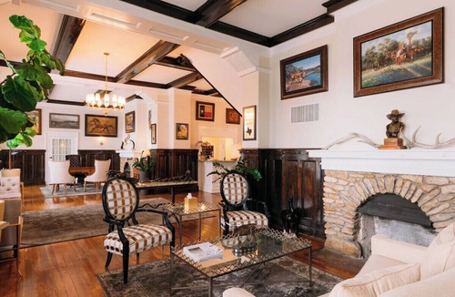Boerne Hotel | Vintage Hill Country Haven: Two Double with Pool