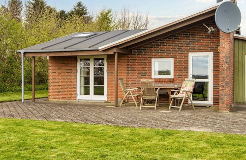 Remmer Strand House | Vintage Holiday Home in Struer near Open Field