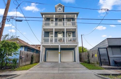 South Central Houston Apartment | Vintage Hollywood Theater House in East Downtown