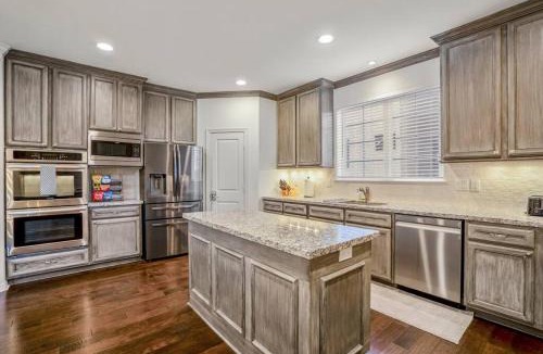 South Central Houston Apartment | Vintage Hollywood Theater House in East Downtown