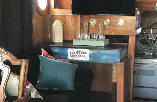 Lake Charles Boat Rental | Vintage Houseboat getaway!