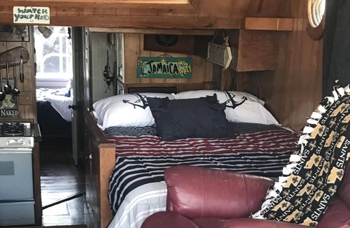Lake Charles Boat Rental | Vintage Houseboat getaway!