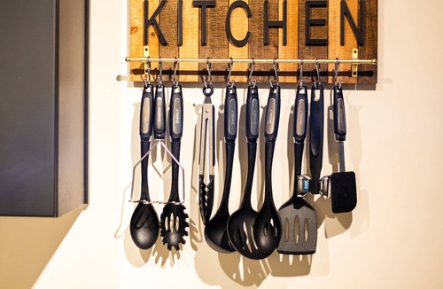Greater East End House | VINTAGE meets MODERN- 1 KING 2 QUEEN Town Home