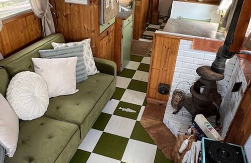 Sabula Boat Rental | Vintage "Minnow for 2" Houseboat