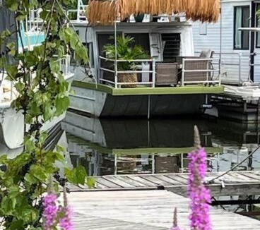 Sabula Boat Rental | Vintage Minnow for 2 Houseboat