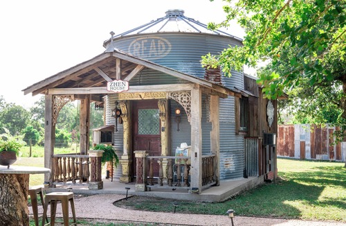 La Grange Cottage | Vintage Silo + Sleeps 3 + 8 Minutes to Round Top!
