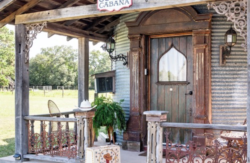 La Grange Cottage | Vintage Silo + Sleeps 3 + 8 Minutes to Round Top!