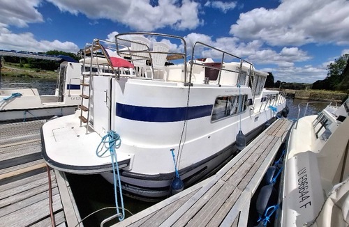 Chenille-Change Boat Rental | Vintage stay on a barge in Chenillé-Champteussé, 8-10 people, large outdoor space