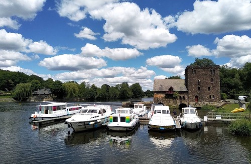 Chenille-Change Boat Rental | Vintage stay on moored barge - 3 cabins/7 guests