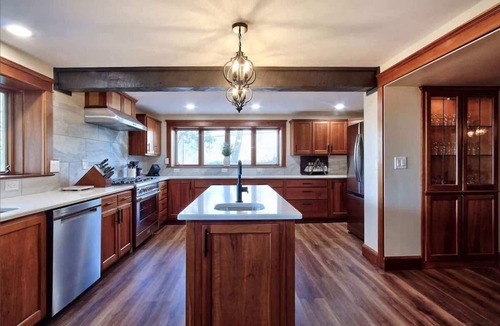 Carlton House | Vintage Terrace Spacious Historic Getaway Hot Tub