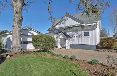 Carlton House | Vintage Terrace Spacious Historic Getaway Hot Tub