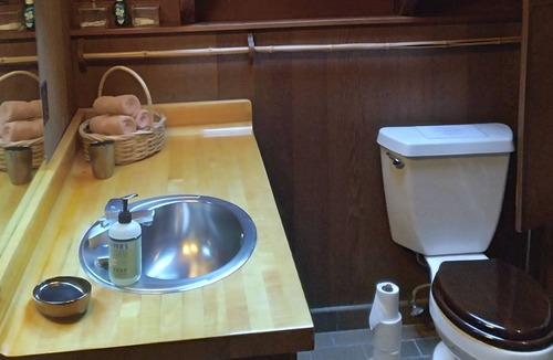 Duboce Triangle Apartment | Vintage Time Capsule Treehouse Studio Cabin with WiFi