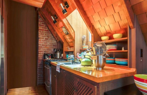 Duboce Triangle Apartment | Vintage Time Capsule Treehouse Studio Cabin with WiFi