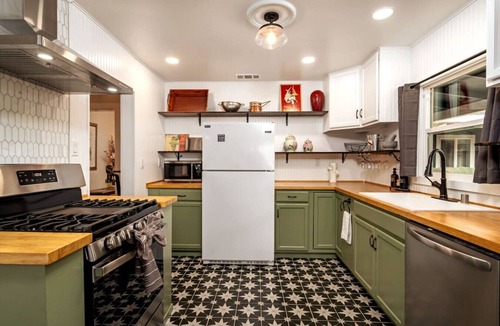 Murphys House | Vintage Vine+GuestHouse~walk2 Main~BackyardRetreat