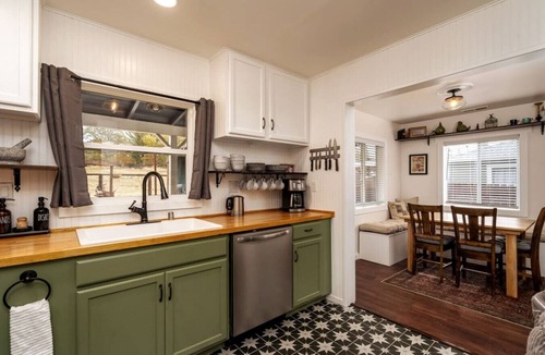 Murphys House | Vintage Vine+GuestHouse~walk2 Main~BackyardRetreat