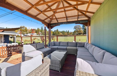 Murphys House | Vintage Vine+GuestHouse~walk2 Main~BackyardRetreat