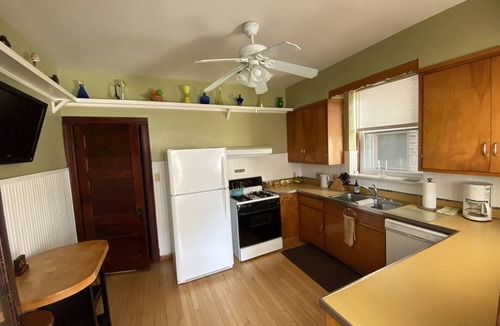 Wrigleyville House | Vintage Wrigleyville Apartment + Free Parking
